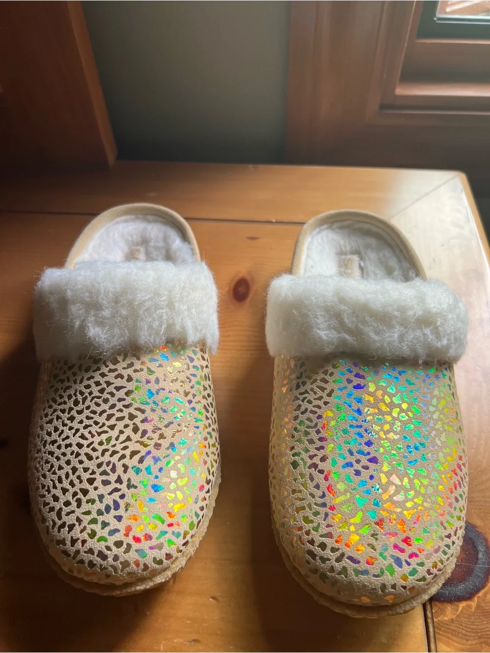 Sorel Kids Cream Holographic Fur-Trim Slippers in Size 4.  Like brand new!